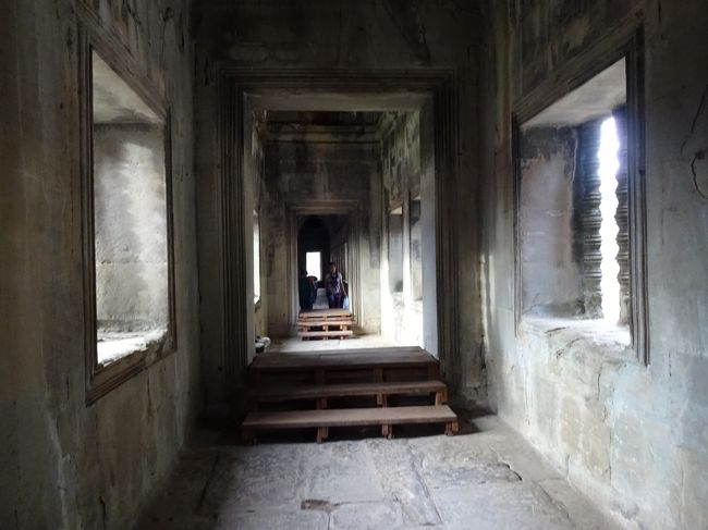 第２回廊は、壁の彫刻が左も