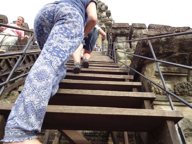 下りて来た人が、首から下げている入館証を回収され、次に上る私たちに渡され、上ります。