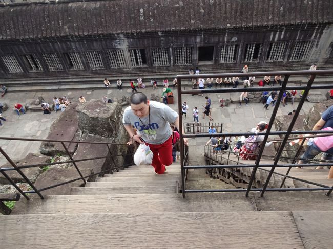 タイのワットアルンと同様の傾斜ですが、危険なので木の階段が設置されています。