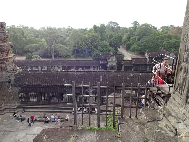 来る前は、ポルポトとの戦闘で、破壊された所や、弾痕後があちこちに見られるイメージでした。<br />ガイドさんに、壁に空いている穴は、戦闘時の弾痕？と聞くと。<br />記録に残っていませんが、過去に修復した時の痕と言われているそうな。