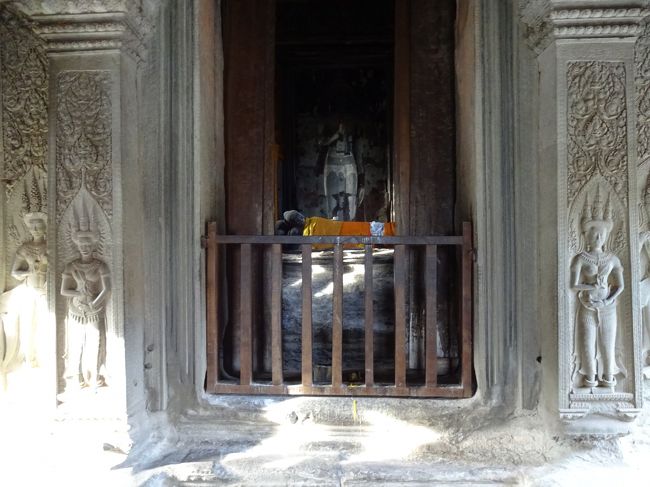 後から持ち込まれたのでしょう、涅槃像