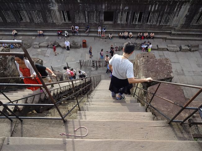 タイで慣れているので意外と平気<br />この下で係員が待ち構えていて、入館証を回収するとき、韓国語で話しかけられました。<br />私、瞼二重ですけど。