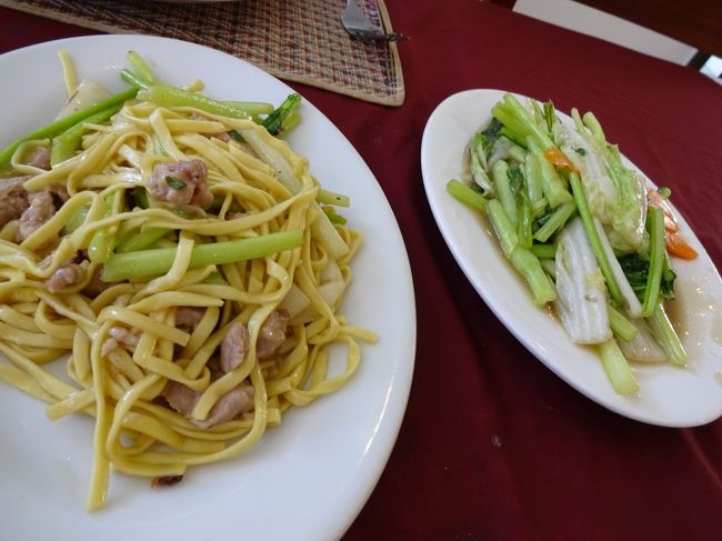 ラーメンとうどんの中間くらいの焼きそばと、<br />大根の茎を炒めたような物