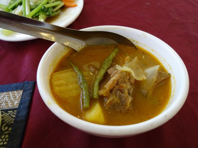 こくの無い、タイカレー系の味<br />ご飯も付きます<br />食事中に、現地旅行会社の日本人駐在員が、挨拶にこられ名刺を頂きましたよ。<br />ＪＭＢツアー恐るべし。でしょうか？