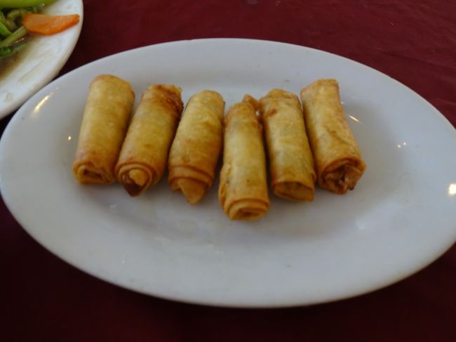 硬い春巻<br />４トラの口コミを見ると、ツアーによっては、１プレートだそうです。<br />ましな方だったようですね。<br />それにしても、量が多すぎます。<br />１／３程しか食べられません。