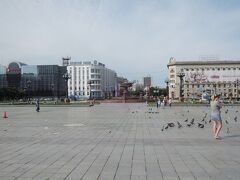 レーニン広場は鳩が多い。