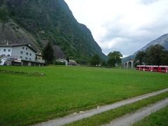 ベルニナ線、イタリアをスタートして
 スイスのサンモリッツを目指します！
まだ田園風景が続いている