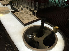 ラウンジの入口入ってすぐのところに、ウェルカムシャンパンが置いてありました。勝手に飲んでよいみたい。