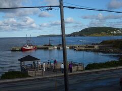 ガンダーから450 km程走って、ロッキーハーバー(Rocky Harbor)に到着しました。そんなに賑やかな町ではありませんが、この辺りでは大きい方で、ホテルやレストランが幾つか目につきました。ホテル(Ocean View Hotel)にチェックインしました。ホテルの部屋からは、このように海岸景色が良く見えました。夕日が見事だそうです。