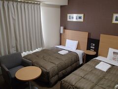 水曜日午後半休で那覇入りします。
NH 475   羽田14:45発 那覇17:20着
宿泊ホテルは同行者Jちゃんチョイスのコンフォートホテル那覇県庁前。
1部屋2人で約12,000円だったので、1人6,000円(無料朝食付き)なので高くはないのですが、2人だと荷物広げるスペースないくらいの狭さ。
寝るだけだったからいいのですが、1人1部屋でも良かったかも。