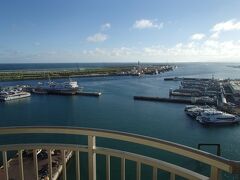 波照間で潜れたのは最高でしたが、前夜の寝不足と船酔い？(酔い止めを飲みそびれた) と揺れる船での長時間移動 (片道1時間40分くらい) 、暑さと日焼けで、疲れたーーー。食欲もなくて、お昼のお弁当も全然食べられず。
やっとホテルにたどり着きました。
この時期狙っていたホテルは全部満室で、やっと予約できたのが「ホテルイーストチャイナシー」。
11階の部屋からの景色は最高！