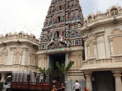 インド人の信仰するヒンドゥー教寺院。