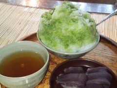 赤福氷　５２０円
抹茶のかき氷の中にあんこと餅入り
とても美味しかったです！

盆（赤福３つ）　２９０円
やっぱり、いつ食べても美味しいです！

座敷席もあり、混んでましたが、５分ほどでかき氷が運ばれてきました
冷たいお茶も人数分くれました
内宮近くの赤福はトイレも近くて良かったです