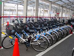 旅の始まりはJR宇都宮駅。
でも私達が向かう場所は駅のホームではなく、宇都宮市営の駐輪場。

今回の女子旅のコンセプトは宇都宮の石巡り。
大谷石（おおやいし）の採掘場で有名な【大谷資料館】や山にあいた奇妙な横穴【長岡百穴】等のちょっと不思議スポットや市内に点在する大谷石の建築物を巡ろうと考えていた。
しかし、それらのスポットは宇都宮駅から半径10km圏内に点在しており、宇都宮駅を起点に放射線状に伸びている路線バスラインは、旅人にとってはイマイチ利用しづらい構造になっている。

それならば、目的地まで歩いて行く？
まさか!?…いくら歩くのが好きでも1日に10kmを何本も歩いたら観光どころではなくなってしまう。
