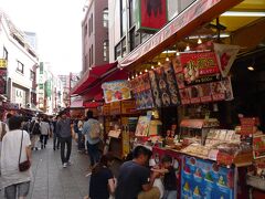 神戸　南京町　道いっぱいにお店が広がる　庶民的な賑わいは横浜以上か？