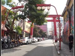 この国では、なぜか　鳥居＝ジャポネス（日本人）のイメージが定着している。

写真：「鈴蘭灯」と呼ばれていますが、実は「ちょうちん（提灯）灯」。約４２年前の１９７４年１月２３日に「鳥居」と共に１５０基が建立されたそうです....現在、何基残っているのか....判りませんが......。

