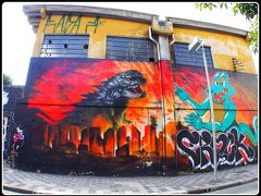 【ゴジラ！】ですぜぇ...。

プロが描いているのでレベルはかなり高いです。綺麗な壁絵が描かれると、不思議にその上から下手な落書きを上書する者はいなくなります...
