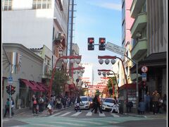 リベルダージの入口....。

海外では余り見た事がない『（小さいながらも）スクランブル交差点』になっているところが、日本っぽい.....。

ここ以外、この街で、スクランブル交差点は見た事がない......