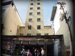 【万里ホテル】←台湾系

超安いけど....お化けが出そう....。泊まった事ないけど、人の出入りが多いので、もしかしたら人気ホテルなのかもしれません。