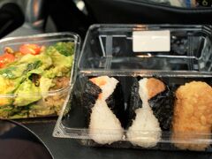 ギリギリで搭乗するオットのために夕飯調達。

一番右のお握りは、お味噌がまぶしてあります。
こういうの、好きなんですよね。。じじい嗜好なので。