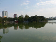 ホーチミン廟を見学した翌日は、ホアンキエム湖からスタート。