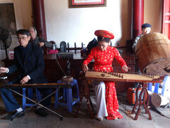 チョウド民族楽器の演奏をしてました。