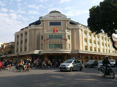 うろ覚えなのですが、２０年ほど前に来た時は古ぼけた国営百貨店が在ったと思しき交差点です。今では立派なショッピングモールに変貌したみたい。