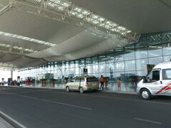 変貌したのは空港も同じです。日本の円借款により２０１５年に完成した，ハノイ・ノイバイ空港。完成式典には太田国土交通相も出席しました。