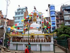 途中、両替所を探したり比較したりしていたら大幅に時間をロスしてしまい、１５時２０分、タメル地区南側の鏡餅のようなストゥーパのある“タヒティ・チョーク”（Thahiti Chowk）へ。

このストゥーパは周りの建物と比べて色や材質が新しく見えますが、大地震の被害を受けて造り直したものなのでしょうか？