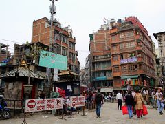 １５時３０分、さらにその南にある“アサン・チョーク”（Asan Chowk）へ。

このあたりはタメル地区と違い、外国人観光客よりも地元の人々が買い物などで賑わう地区で、まさに“アジアの雑踏”が感じられる場所。

建物も何だか雑多な印象で、空が大きく見えている箇所は、大地震で倒壊した建物があったところなのか、それとも、もともとそういう街並みだったのか、いまいちよく分からないところです。