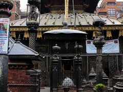 通りの一角に、何やら目立つ巨大な寺院を見つけたので少し寄り道。

調べてみると、この寺院は“セト・マチェンドラナート寺院”（Seto Machhendranath Mandir）といい、先ほど見たアンナプルナ寺院と同じく、屋根の頂から軒下へ、帯状の飾り“ドバジャ”が垂れ下がっています。

また、この寺院は周囲を民家に囲まれた中庭のようなところに建っており、“完全な公共の場”というよりは、“周囲の住民との関わりが深い半公共的な場”という感じ。

したがって、一般的な参拝者や観光客も少なく、写真を撮ったりしていると、どことなく居づらさを感じてしまう空間でした。