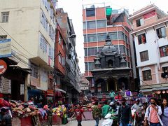 セト・マチェンドラナート寺院の見学を終え、インドラ・チョークへ。

この辺りも庶民のバザールが賑わいを呈していてすごい人出。