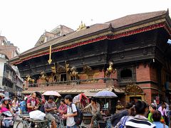チョークの一角に建つ何やら由緒がありそうな建物は“アカシュ・バイラヴ寺院”（Akash Bhairav Mandir）。

正面２階のバルコニーを飾る金色の神獣群が特徴的です。