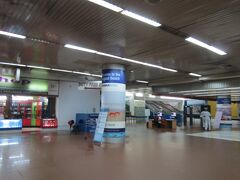 ダッカ空港ターミナル内です
階段を下りてきたあたりでアライバルビザ取得可能です
自分は無料でした
大きい用紙と小さい用紙と各1枚書いて提出です