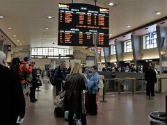 駅には、16：10発ケベックシティ行きの列車を待つ人の列ができていました。

セントラル駅については、こちらでも紹介しています。
【モントリオールのノートルダムはコバルトブルー☆青空のもと旧市街を散策！しかし寒かった…】　初カナダの旅2-1
http://4travel.jp/travelogue/11144102