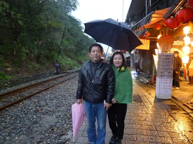 平溪駅にて<br /><br />筆者と妻