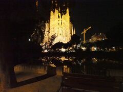 今夜はバルセロナ最終日。
ガウディ建築のライトアップを見に来ました。
５月なので暗くなるのは２２時過ぎくらいです。
