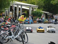 ここにはこういったおそらくレンタルの自転車とかラジコンカーがあって