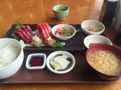 「カマ塩焼定食」と悩んだけど、手堅く「鮪三昧定食」にしてみました。（税込１８１０円）