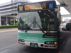 羽田に到着です。Wi-Fiを借りるため、いったん外に出ます。このバスに乗って国際線ターミナルへ。