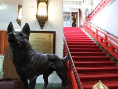 箱根湯本駅前の流れもまずまず。予想通りのタイムで富士屋ホテルに到着。

初代社長の愛犬「フワ」が迎えてくれる。