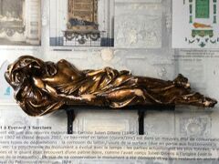 良いコンころもちで、グランプラスの周りをぶらぶら。触ると幸せになれるという黄金像を見ーつけ。いっぱい触りまくりました。ついでに旅行安全、家内安全も願っておきました。効かないだろーな、きつと。