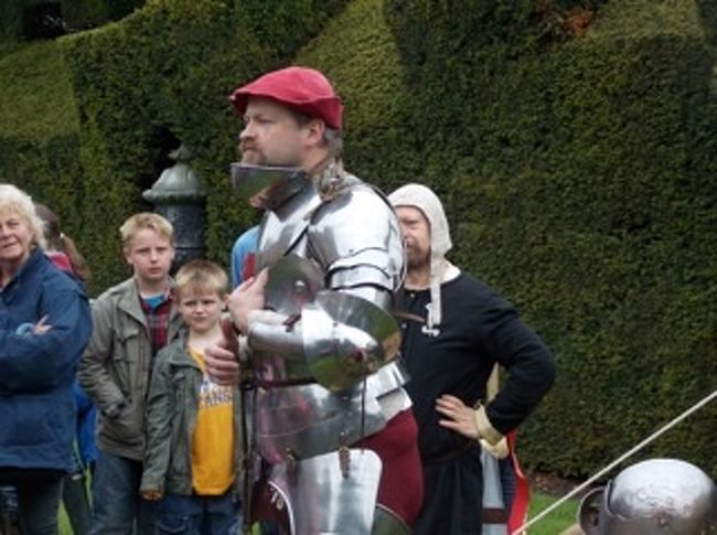 キャッスル エントランスでは<br />甲冑の着け方や闘い方のアトラクションをしていました<br />