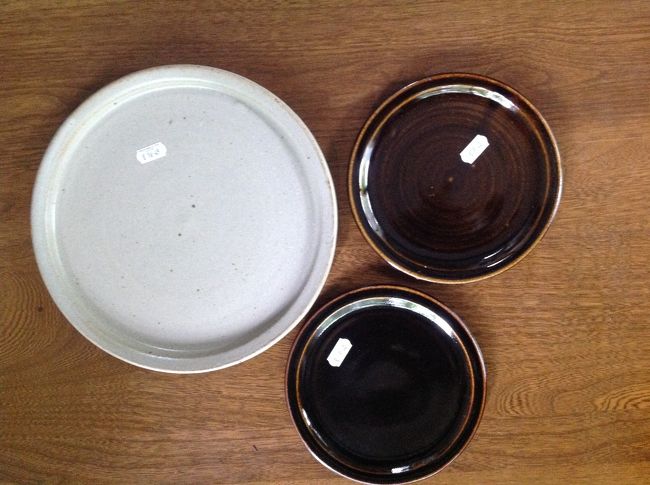 購入したお皿<br />3枚で32.25ポンドでした<br />どっしり 重い<br />糸底が無い