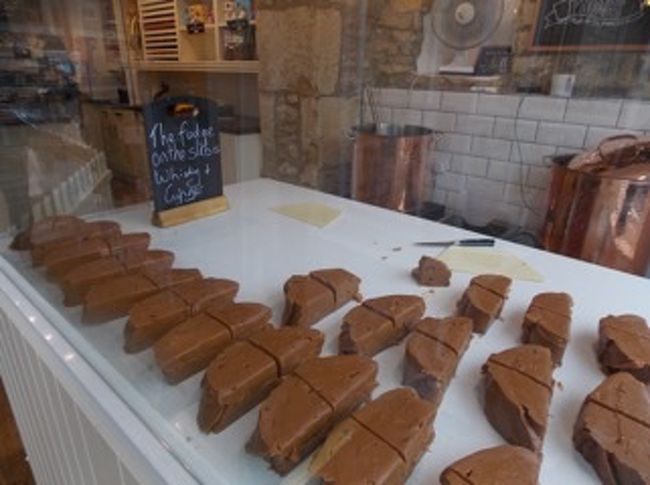 ショーウインドにこんな物が<br />甘い匂いに魅かれ 思わず 中へ