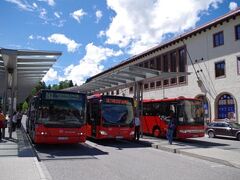 ベルヒテスガーデン駅


ツアーが終わって外の出ると10時45分。ベルヒデスガーデン行きのバスは10時57分。これを逃すと1時間待たなくてはなりません。小走りでバス停へ。でも。時間なっても一向にバスはこない。行っちゃったのかなと、思っていたら15分遅れで
バスはやってきました。無事ベルヒテスガーデン駅に到着。