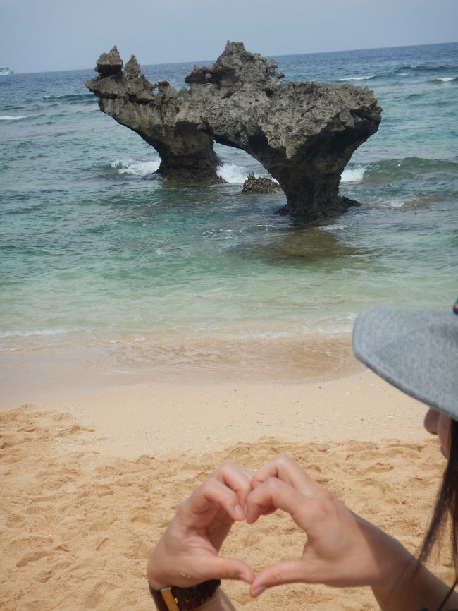 ティーヌ浜でハートロックの前で記念撮影。<br />海も砂浜も綺麗♪<br />ただ、結構人が多かったので早々に退散。<br /><br />