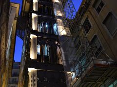 さて、暗くなってきたので、サンタ・ジュスタのエレベーターへ。

２０世紀初頭に、エッフェルの弟子のフランス人建築家によって造られた高さ４５メートルの鉄塔。

エレベーターで上り、展望台からリスボンの夜景を鑑賞します。

長い行列が出来ていました。
待っている間に、地元の男性が大きな声で「今、走り去ったのはスリだから気をつけなさい。」と皆に注意していました。

