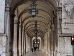 この建物が何なのかはわかりませんが、長い回廊がフォトジェニックだったので撮ってみましたが、イマイチの出来です。