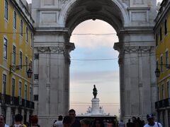 なんとなく人の流れに沿って歩いていたら、こんな所にやって来ました。

これは勝利のアーチ（凱旋門）。

ここをくぐると、コメルシオ広場に出ます。

アーチの向こうに見えるのは、ドン・ジョゼ?世の騎馬像